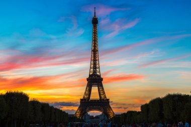 Günbatımında Eyfel Kulesi