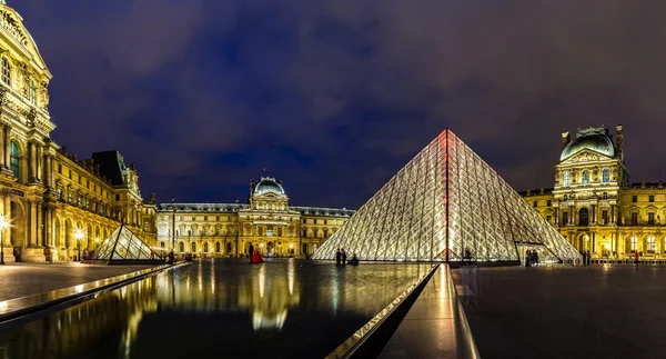 The Louvre at night in Paris — Stock Photo, Image