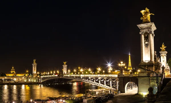 Torre Eiffel y Pont Alexandre III —  Fotos de Stock