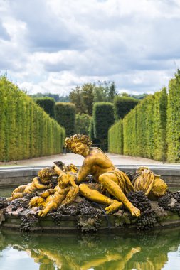 Versailles bahçesinde çeşme