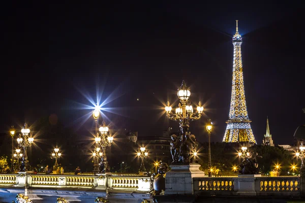 Torre Eiffel y Pont Alexandre III — Foto de Stock