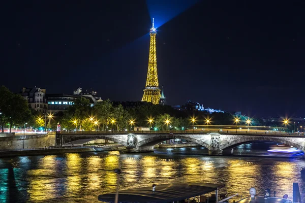 Tour Eiffel au coucher du soleil — Photo