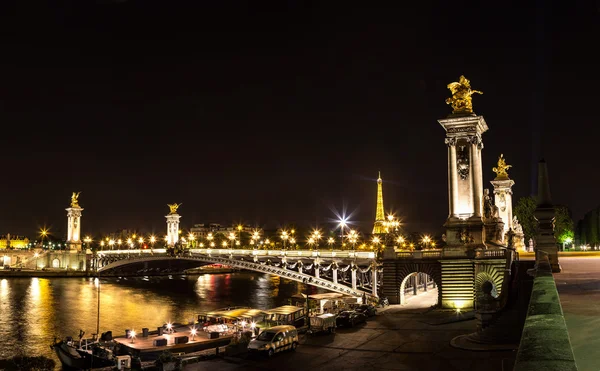 Torre Eiffel y Pont Alexandre III —  Fotos de Stock