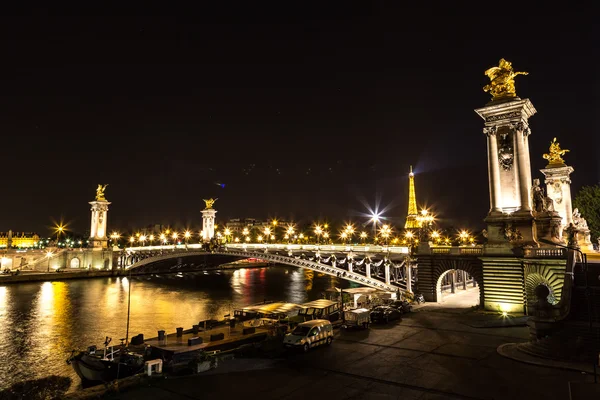 Eiffel-torni ja Pont Alexandre III — kuvapankkivalokuva