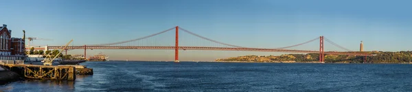 Eisenbahnbrücke in Lissabon. — Stockfoto