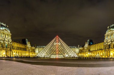 Paris 'teki Louvre Müzesi