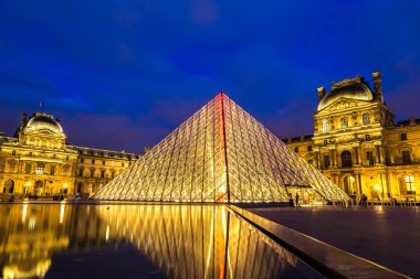 Paris 'teki Louvre Müzesi