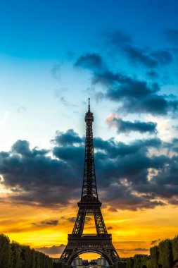 Günbatımında Eyfel Kulesi