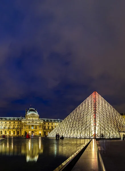 El Louvre de noche en París —  Fotos de Stock