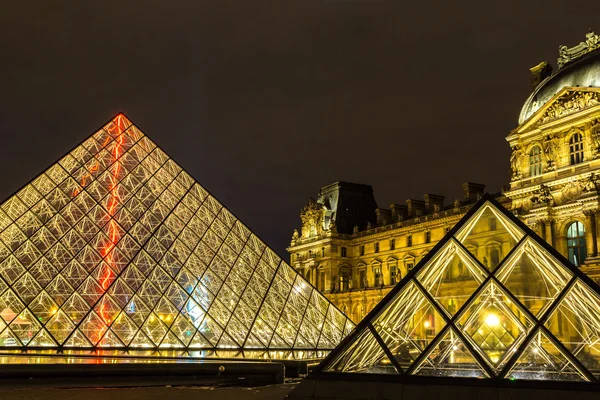 El Louvre de noche en París —  Fotos de Stock