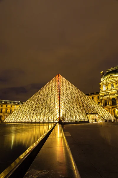 The Louvre at night in Paris — Stock Photo, Image