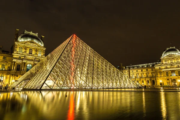 Het Louvre 's nachts in Parijs — Stockfoto