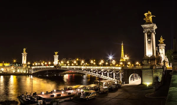 Эйфелева башня и мост Александра III — стоковое фото