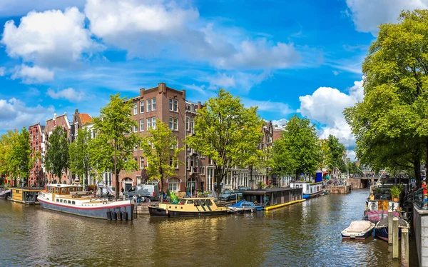 Kanaal en brug in amsterdam — Stockfoto