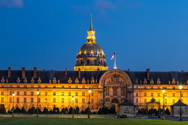 Les Invalides em Paris à noite — Fotografia de Stock