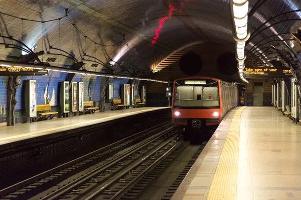 Érkező vonat, metró Lisszabon — Stock Fotó