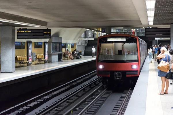 Příjezdu vlaku v Lisabonské metro — Stock fotografie
