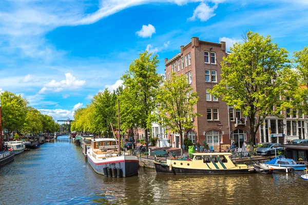 Canales y barcos de Ámsterdam — Foto de Stock