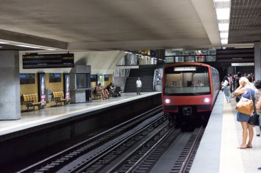 Lizbon Metro'da bekleyenler