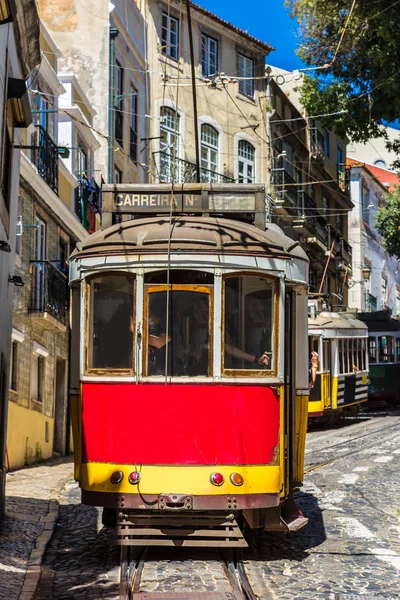 Винтажный Лиссабонский трамвай — стоковое фото