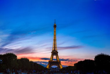 Paris 'te gün batımında Eyfel Kulesi