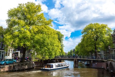 Amsterdam kanalları ve tekneler