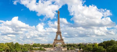 Paris 'teki Eyfel Kulesi' nin panoramik manzarası