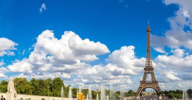 Paris 'teki Eyfel Kulesi' nin panoramik manzarası