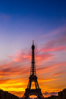 Paris 'te gün batımında Eyfel Kulesi