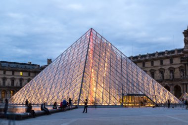 Paris 'teki Louvre Müzesi