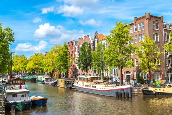 Canales y barcos de Ámsterdam — Foto de Stock