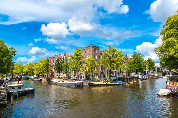 Canales y barcos de Ámsterdam — Foto de Stock