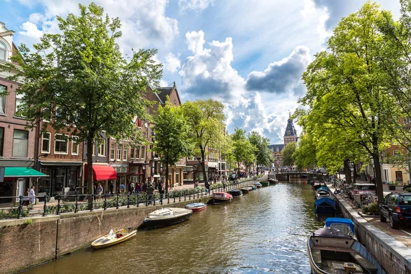 Amsterdam kanalları ve tekneler — Stok fotoğraf