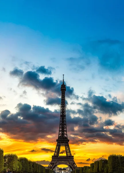 Eiffeltornet vid solnedgången i Paris — Stockfoto