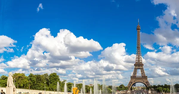 Panoramautsikt över Eiffeltornet i Paris — Stockfoto