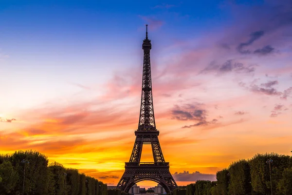 Torre Eiffel al atardecer en París — Foto de Stock