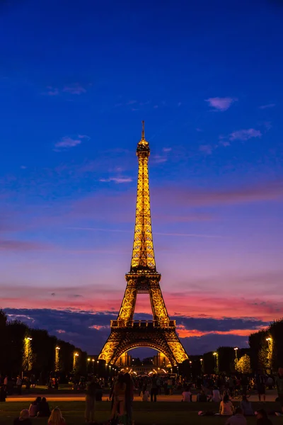 Eiffeltoren bij zonsondergang in Parijs — Stockfoto