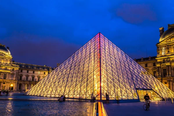 The Louvre at night in Paris — Stock Photo, Image