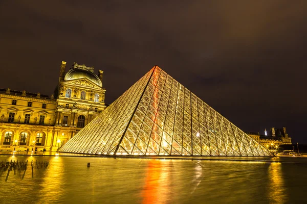 The Louvre at night in Paris — Stock Photo, Image