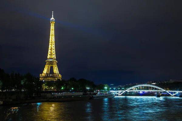 Eiffel Tower at night in Paris — Stock Photo, Image