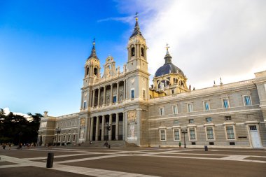 Madrid 'deki Almudena Katedrali