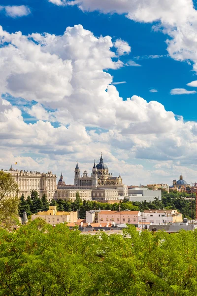 Katedrála a královský palác v Madridu — Stock fotografie