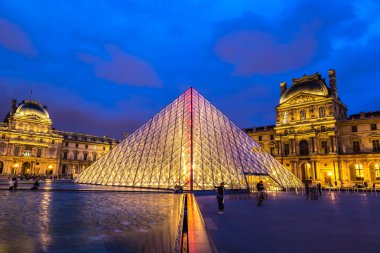 gece Paris'te Louvre Müzesi
