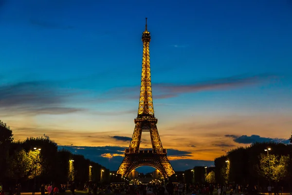 Eiffeltornet vid solnedgången i Paris — Stockfoto