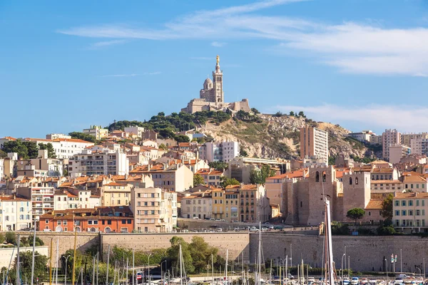 Katedrála a starý přístav v Marseille — Stock fotografie
