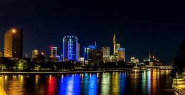 Geceleyin Frankfurt ana caddesi
