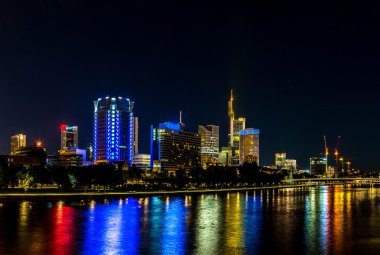 Geceleyin Frankfurt ana caddesi