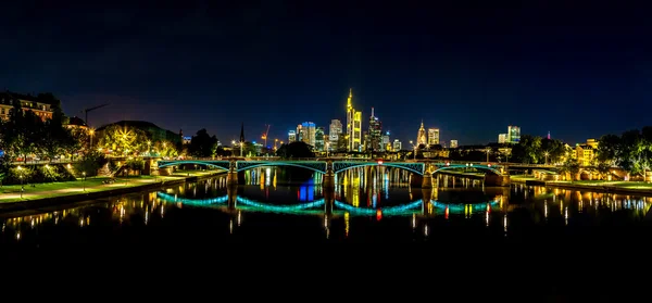Frankfurt am main 's nachts — Stockfoto
