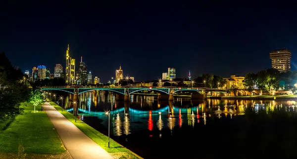 Frankfurt am main 's nachts — Stockfoto