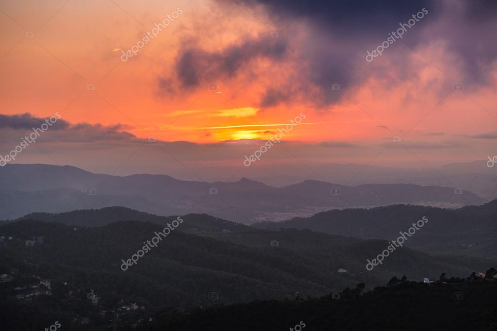 Schoner Sonnenuntergang In Barcelona In Spanien Stockfoto C Bloodua